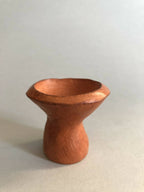 Mini pot en forme de sablier en céramique brune, vue de profil