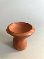 Mini pot en forme de sablier en céramique brune, vue trois-quarts
