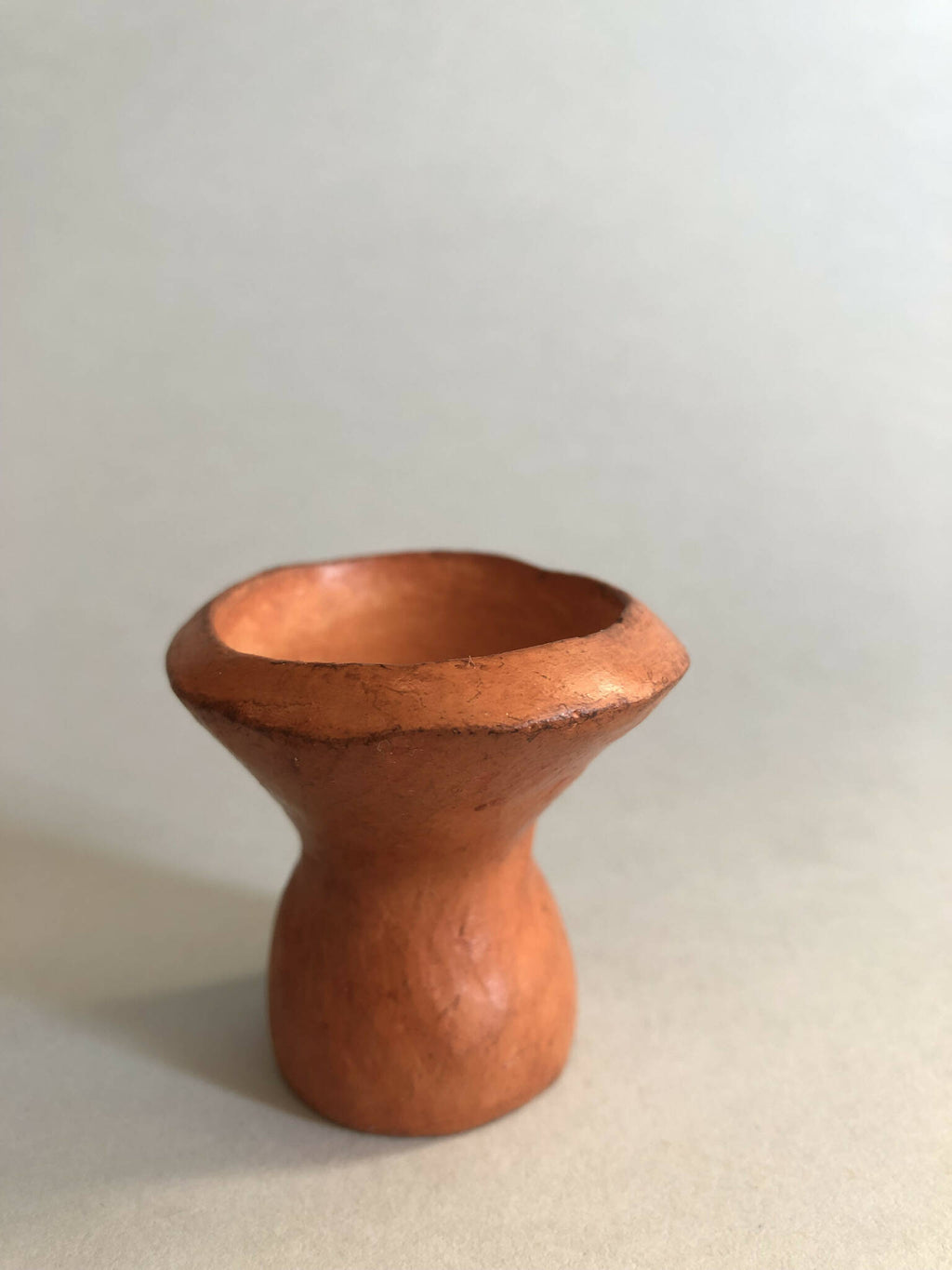 Mini pot en forme de sablier en céramique brune, bord arrondi