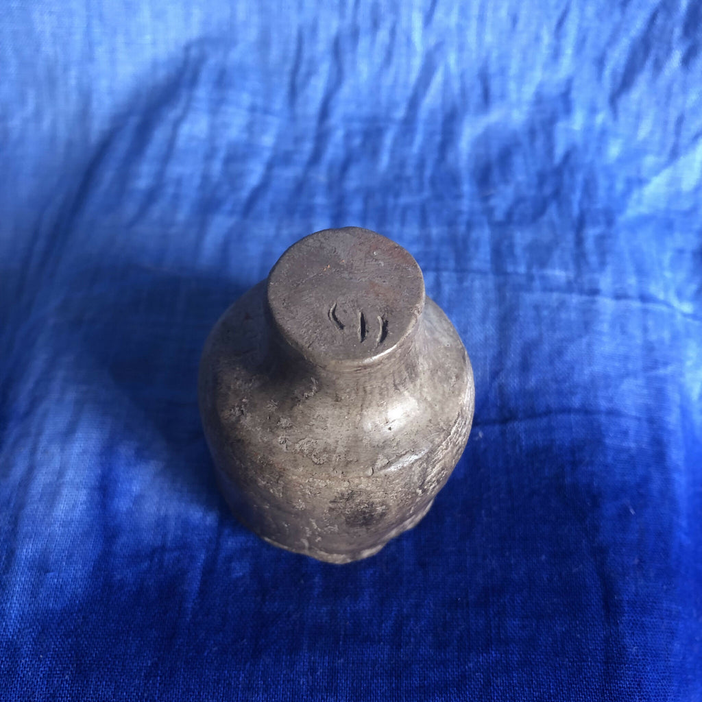 Petit pot en terre cuite sombre, dessous gravé, finition patinée