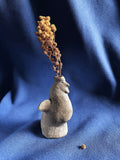 Petit vase à herbes sèches en céramique grise, forme sculptée, tiges brunes séchées