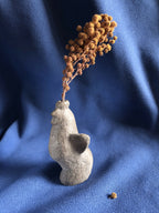 Mini vase à herbes sèches gris sculpté, tiges brunes séchées et bouquet
