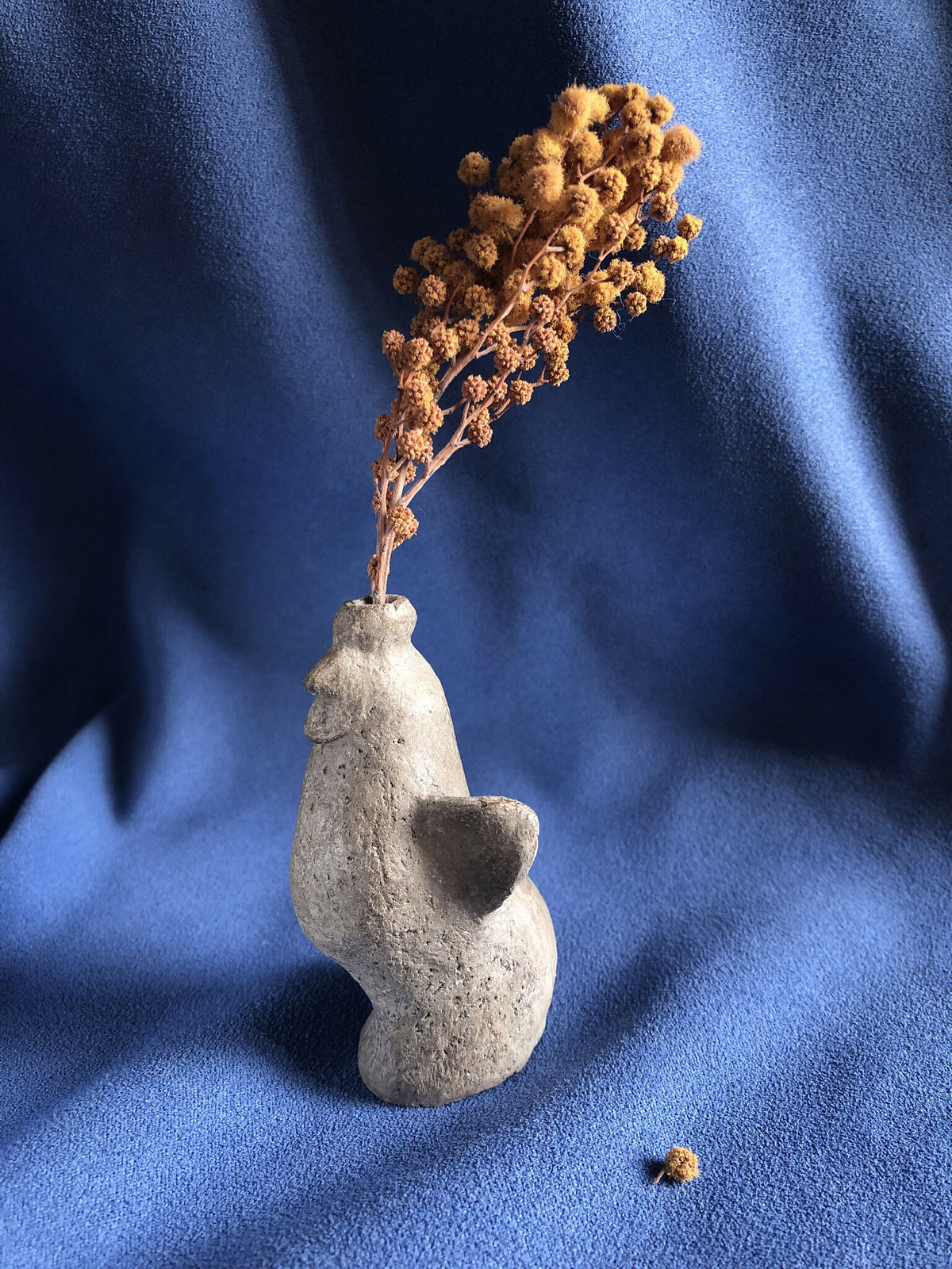 Mini vase à herbes sèches gris sculpté, tiges brunes séchées et bouquet