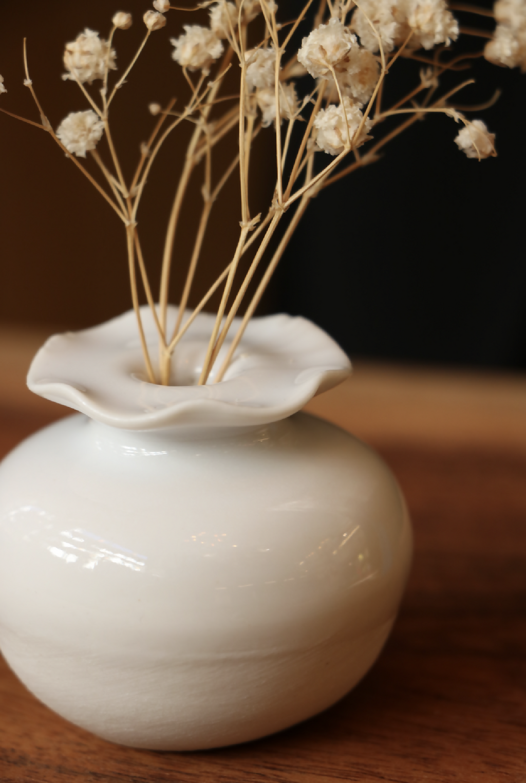 Mini-vase en porcelaine blanche, base ronde et bord ondulé, fleurs séchées