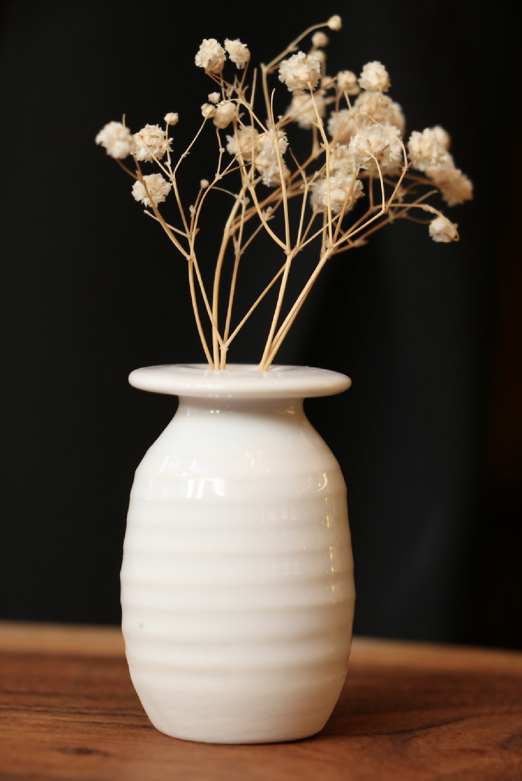 Mini-vase en porcelaine blanche avec bandes en relief, base arrondie et petite ouverture
