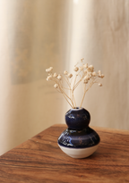 Mini-vase en porcelaine bleu nuit et blanc, forme bulbe sur socle, fleurs séchées