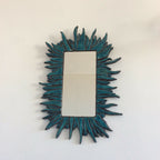 Miroir rectangulaire raku mosaïqué, bord festonné de pointes turquoise