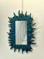 Miroir raku mosaïqué rectangulaire, monture turquoise à pointes avec reflets