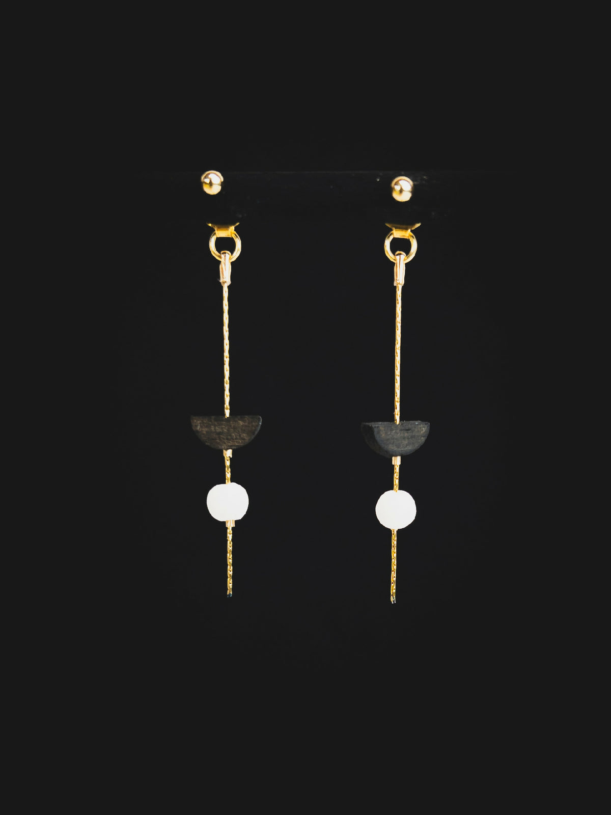 Boucles d’oreilles pendantes dorées avec perles blanches rondes et chaînettes