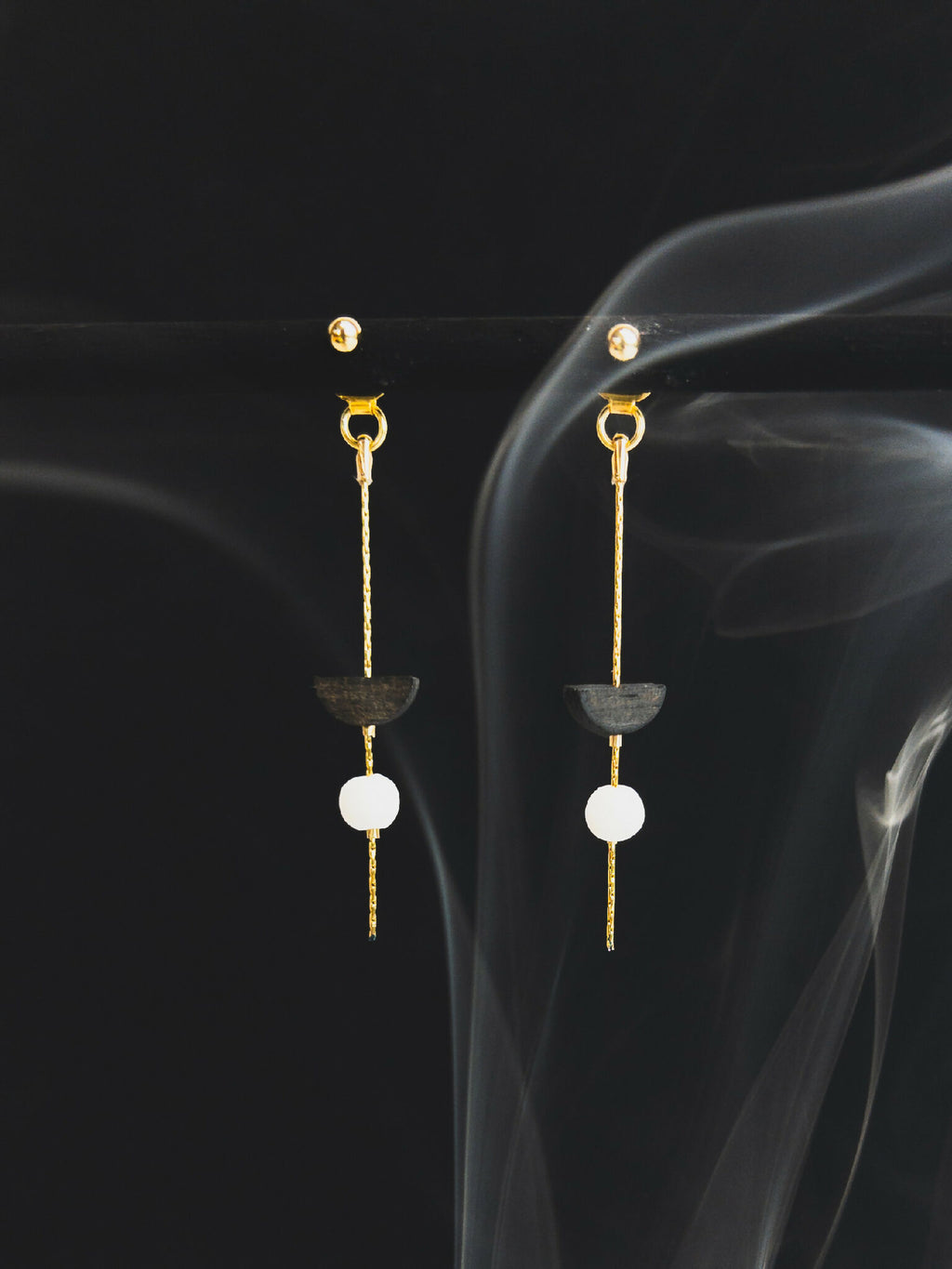 Boucles d’oreilles pendantes dorées, pampilles et perles rondes blanches