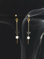 Boucles d’oreilles pendantes dorées, pampilles et perles rondes blanches