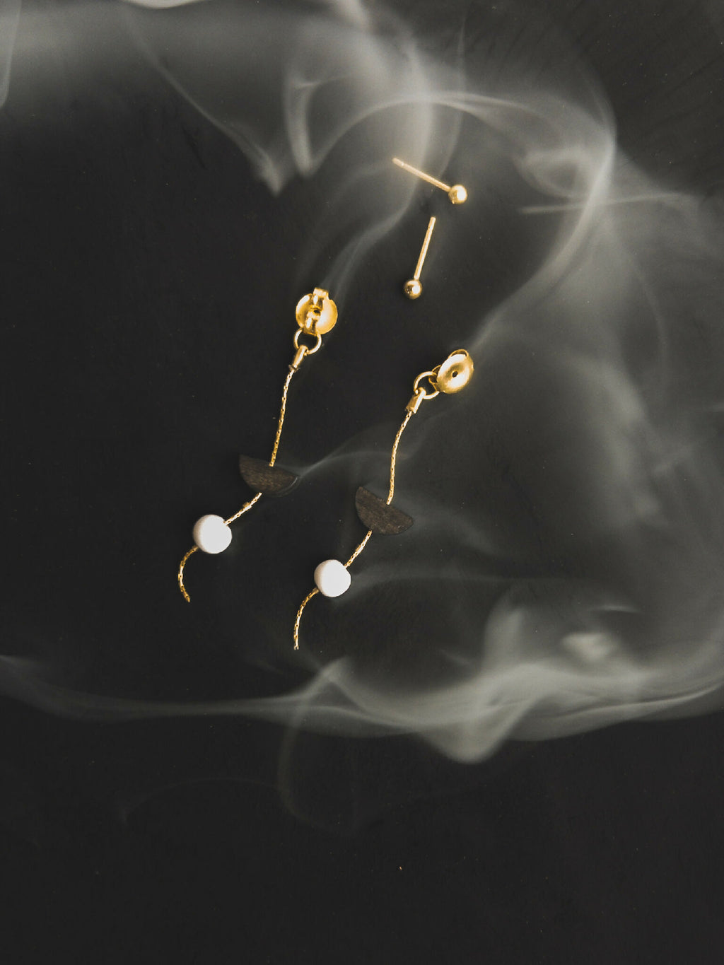 Boucles d’oreilles pendantes dorées, pampilles fines et perles blanches