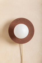 Applique murale ronde brun moucheté avec ouverture centrale et ampoule blanche, câble beige