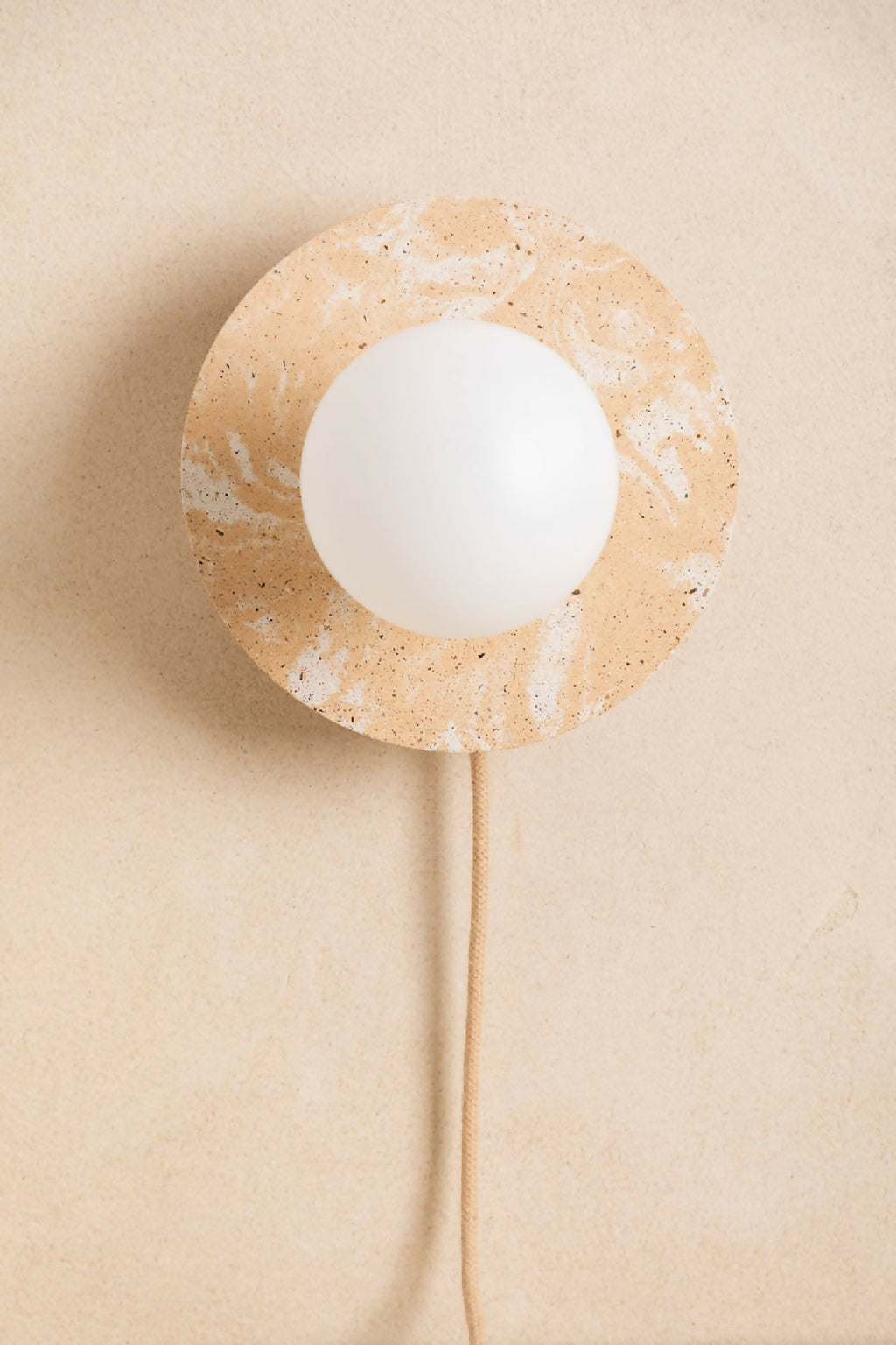 Applique murale ronde beige sablé avec ouverture centrale et ampoule blanche, câble beige