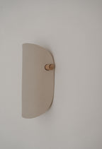 Applique murale en céramique beige, forme semi-circulaire, bouton en bois