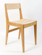 Chaise en bois clair avec assise au motif géométrique et dossier ajouré