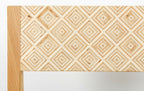 Dossier de chaise en tissu à motif chevrons, bord en bois clair