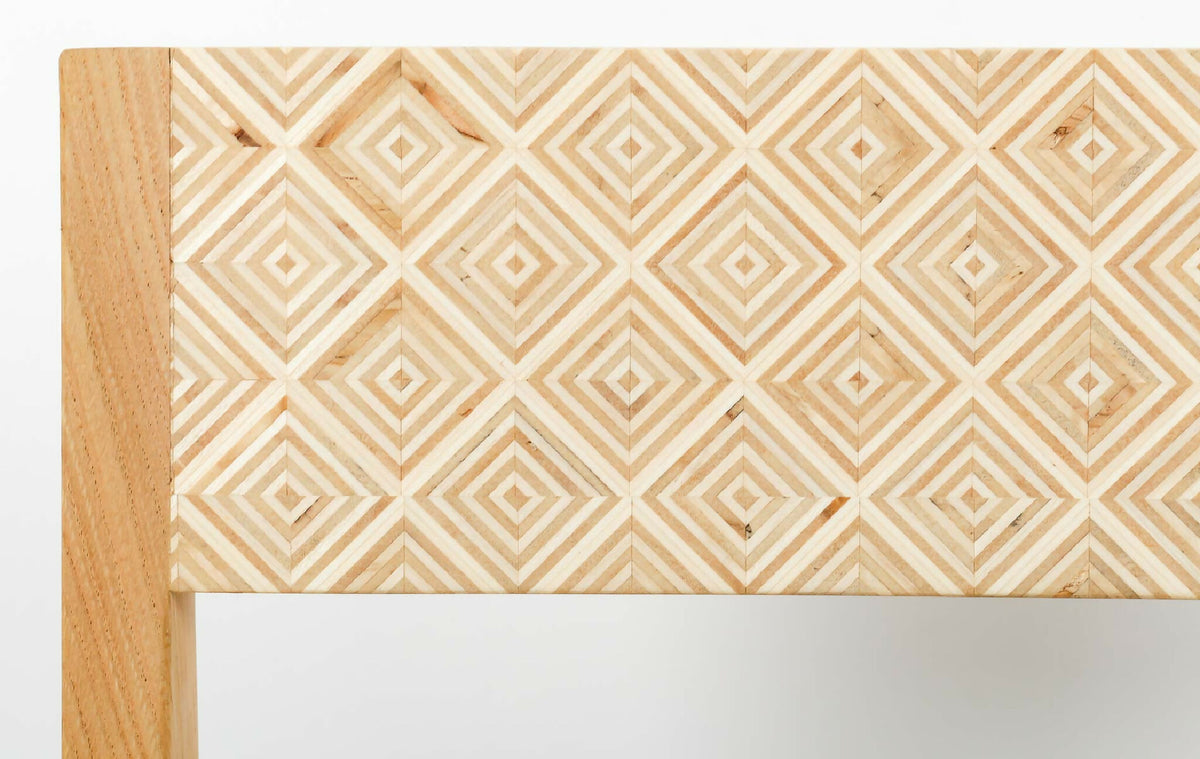 Dossier de chaise en tissu à motif chevrons, bord en bois clair
