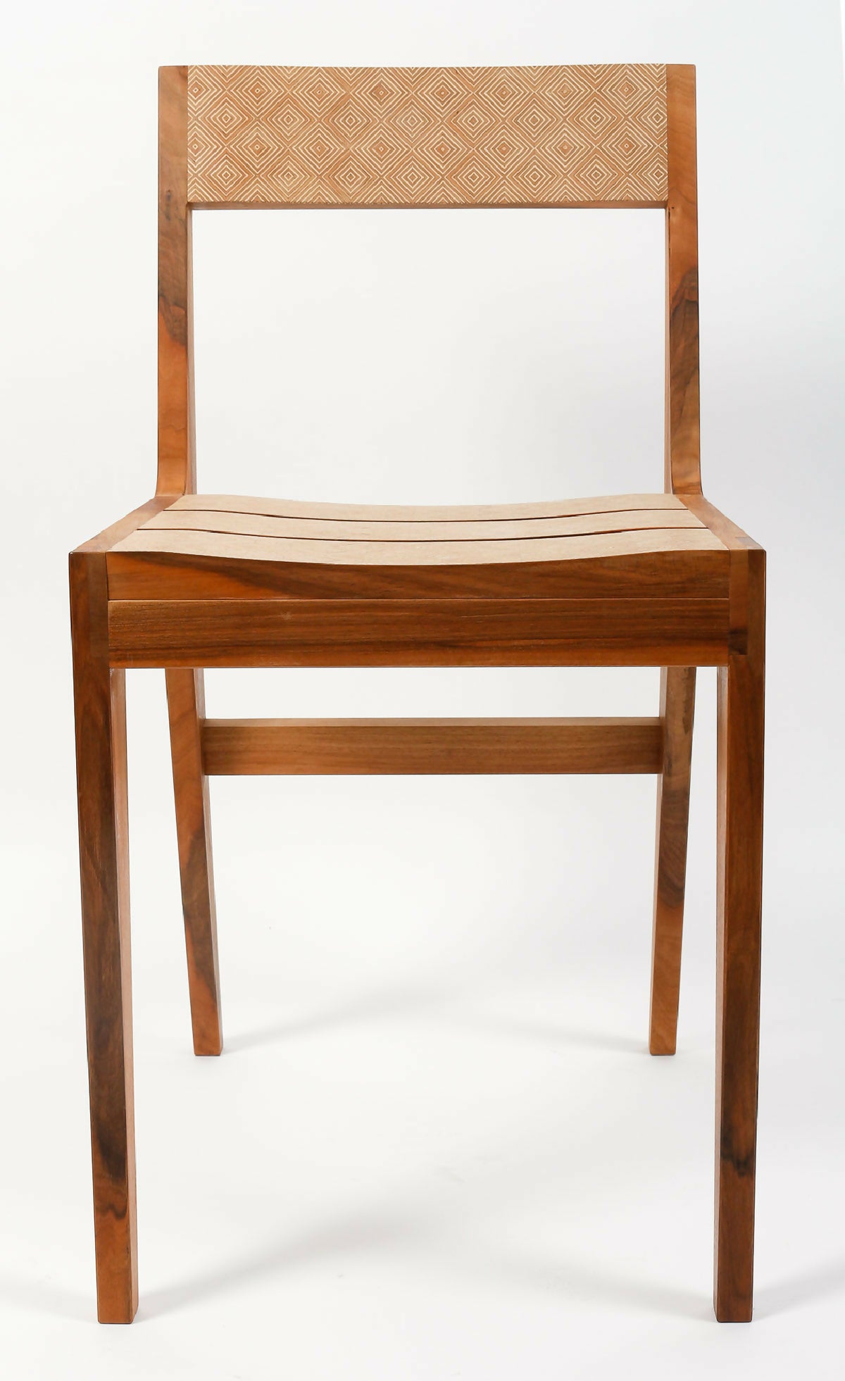 Chaise en bois avec dossier haut et assise beige, structure rectangulaire, couleur brun.