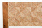 Détail du dossier : tissu beige à motif chevrons avec encadrement en bois brun.