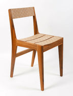 Chaise en bois claire, dossier haut et assise rembourrée beige à fines lignes noires.