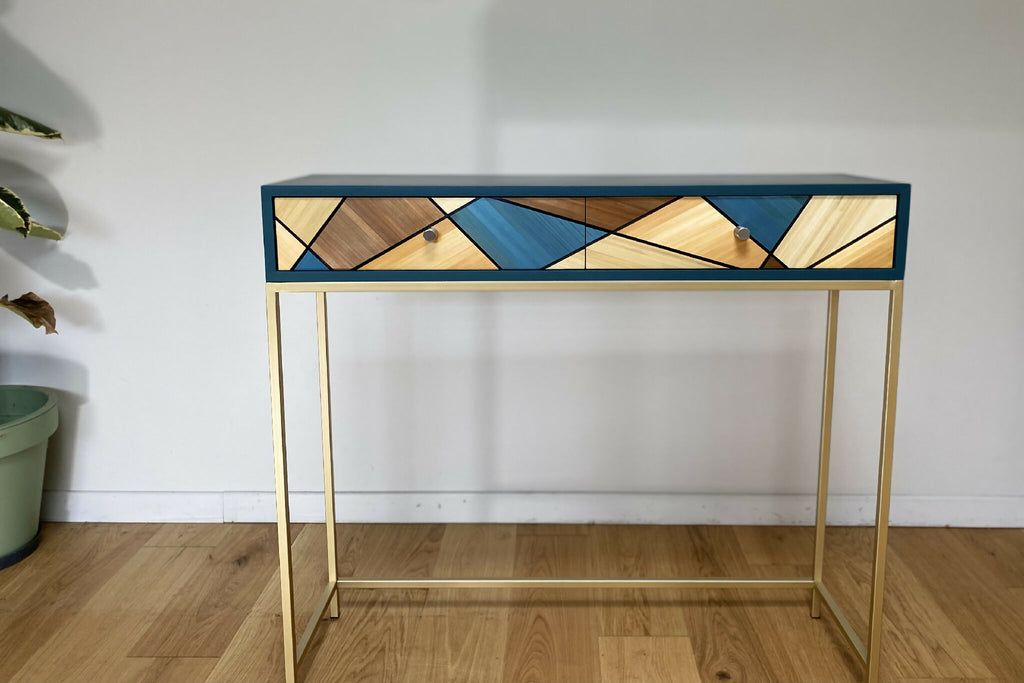 Console avec plateau bleu et tiroir décor géométrique bois et bleu, poignées rondes.