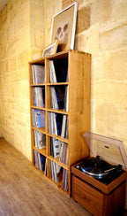 Bibliothèque pour vinyles en bois, vue de côté avec cases et disques visibles.