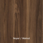Planche de bois foncé au veinage riche, finition aspect noyer pour étagères.