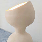 Lampe Erell blanche : abat-jour sculpté, lumière allumée