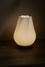 Lampe d’ambiance à abat-jour blanc côtelé, base en bois, lumière douce.