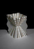 Lampe Galéa argentée, abat-jour ondulé, éclairage éteint.