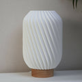 Lampe Orion avec abat-jour blanc strié et base en bois