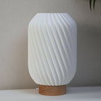 Lampe Orion avec abat-jour blanc strié et base en bois