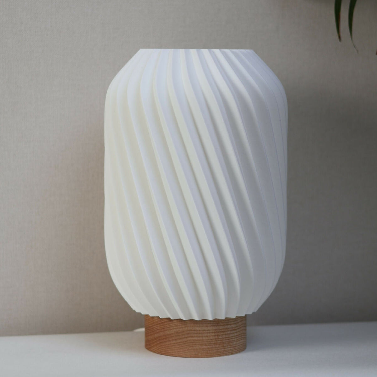 Lampe Orion avec abat-jour blanc strié et base en bois