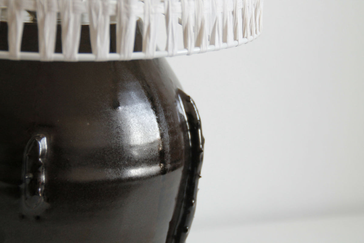 Base noire brillante de la Lampe Puntia, finition lustrée et détails visibles