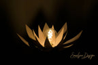 Lampe en forme de lotus en bois brun avec ampoule visible sur socle