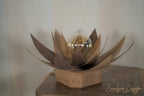 Lampe lotus en bois brun sur socle rectangulaire, ampoule sphérique visible