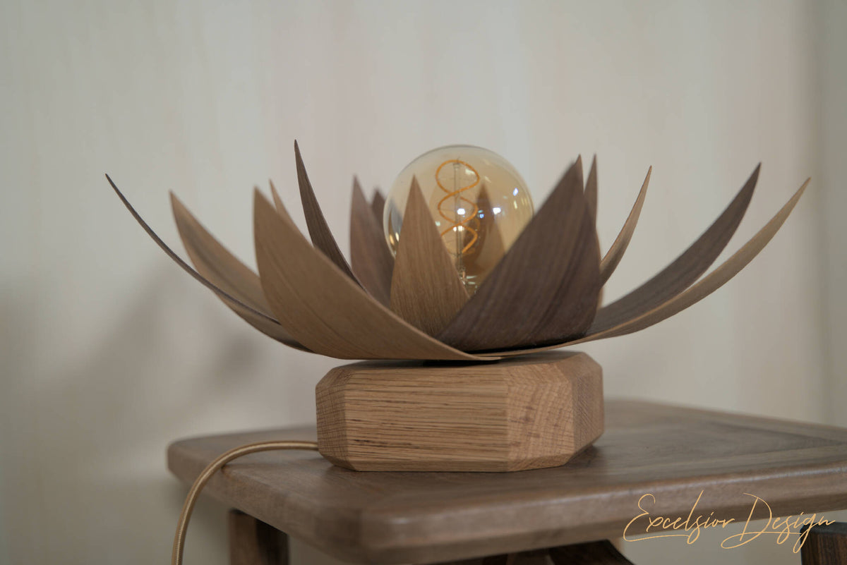 Lampe lotus en bois brun avec ampoule sphérique sur socle, vue de côté