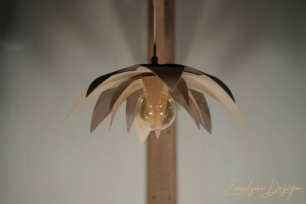 Suspension Lotus à pétales beiges en bois, ampoule centrale, vue de face