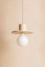 Suspension à globe blanc et cylindre effet béton beige, câble torsadé doré