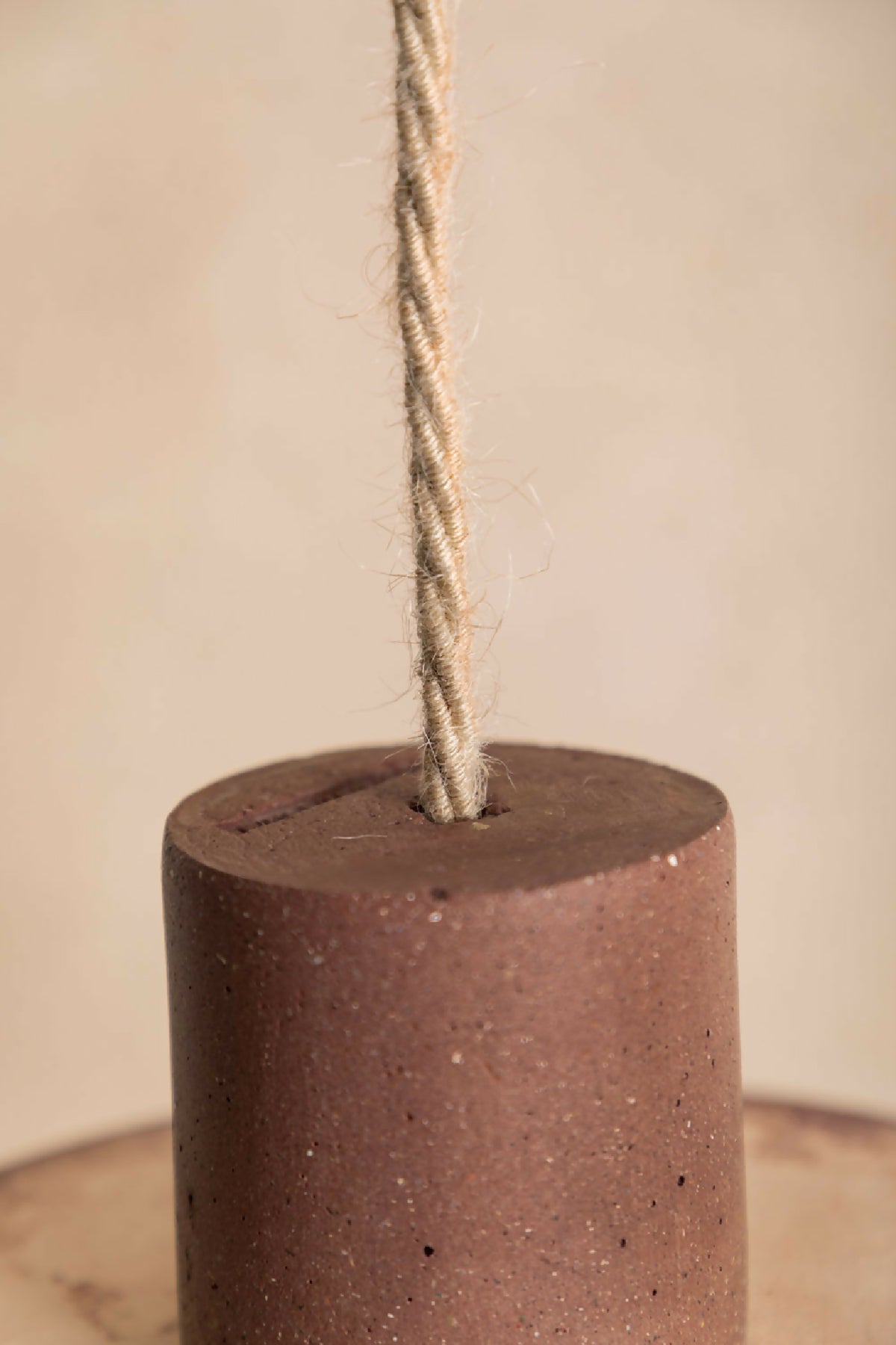 Détail du cylindre en béton brun avec câble torsadé doré