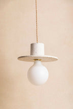 Suspension blanche à globe blanc et cylindre effet béton blanc moucheté, câble doré