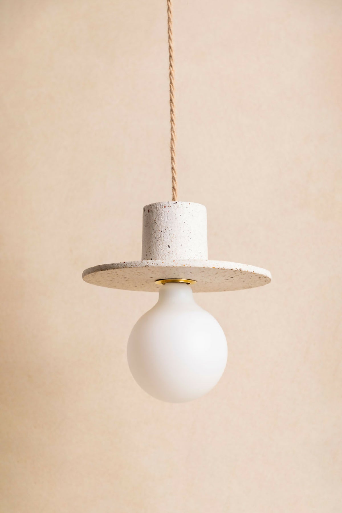 Suspension blanche à globe blanc et cylindre effet béton blanc moucheté, câble doré