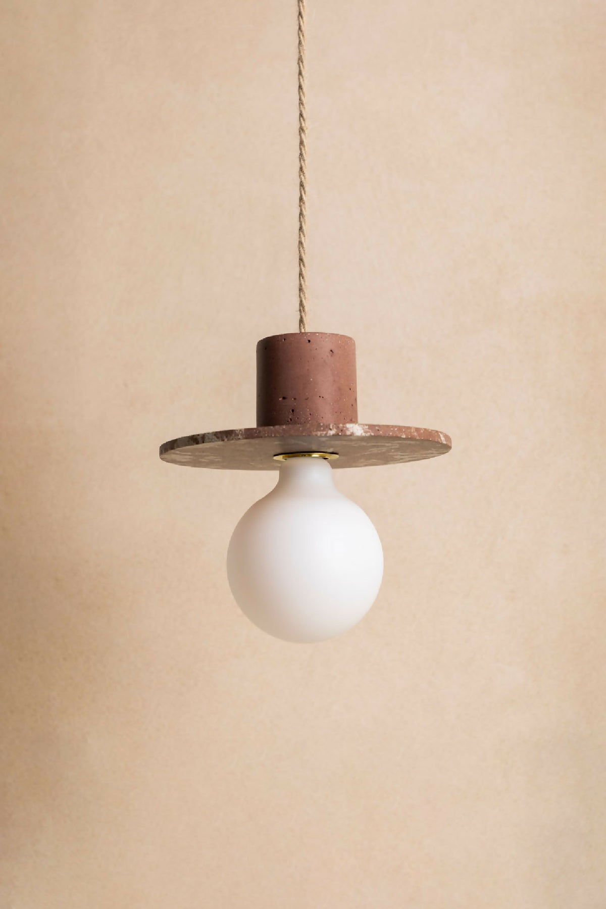 Suspension à globe blanc et cylindre effet béton brun moucheté, disque métallique