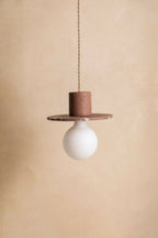Suspension à globe blanc et cylindre effet béton brun, disque supérieur fin