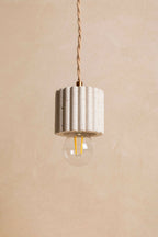 Suspension à abat-jour cylindrique côtelé beige, avec ampoule à filament