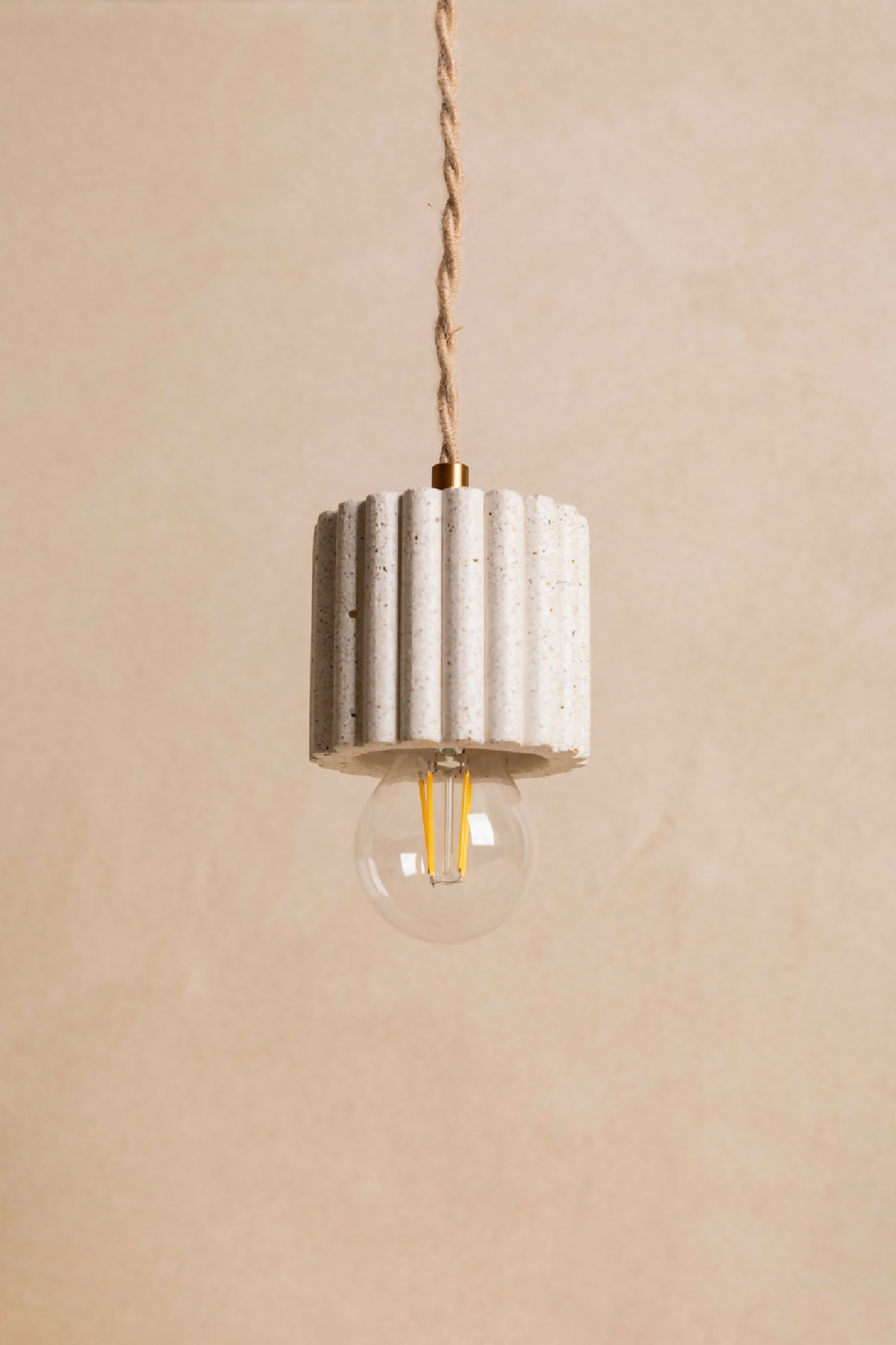 Suspension à abat-jour cylindrique côtelé beige, avec ampoule à filament