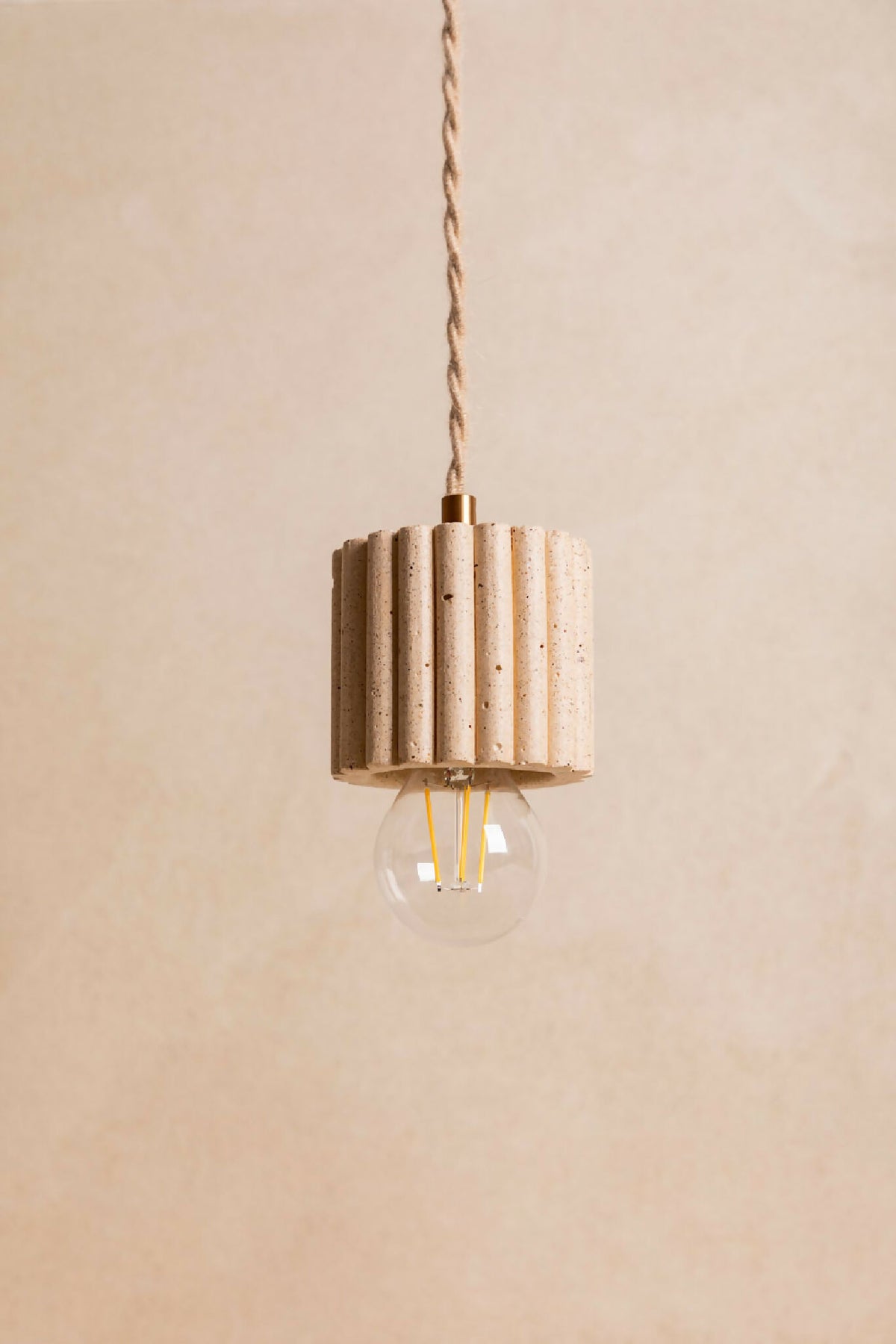 Suspension à abat-jour cylindrique côtelé blanc cassé, avec ampoule à filament