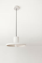 Suspension blanche mate, abat-jour disque et boîtier cylindrique au plafond, câble noir.