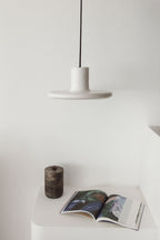 Suspension blanche mate compacte avec abat-jour disque, câble noir.